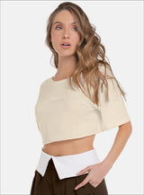 Camiseta deportiva corta con escote pronunciado