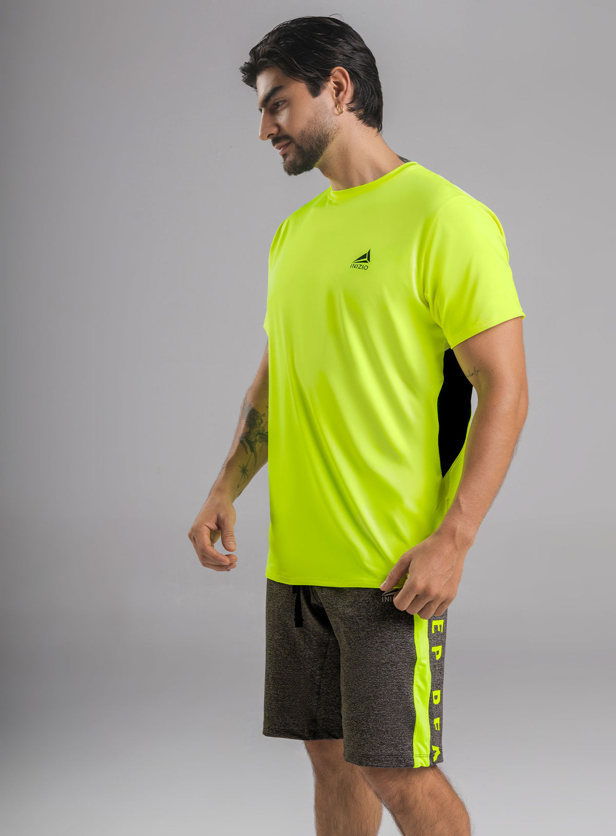 Camiseta deportiva color amarillo neon para hombre, marca INIZIO, referencia 86246, vista lateral. Compra al por mayor en babalu.com.co en COP.