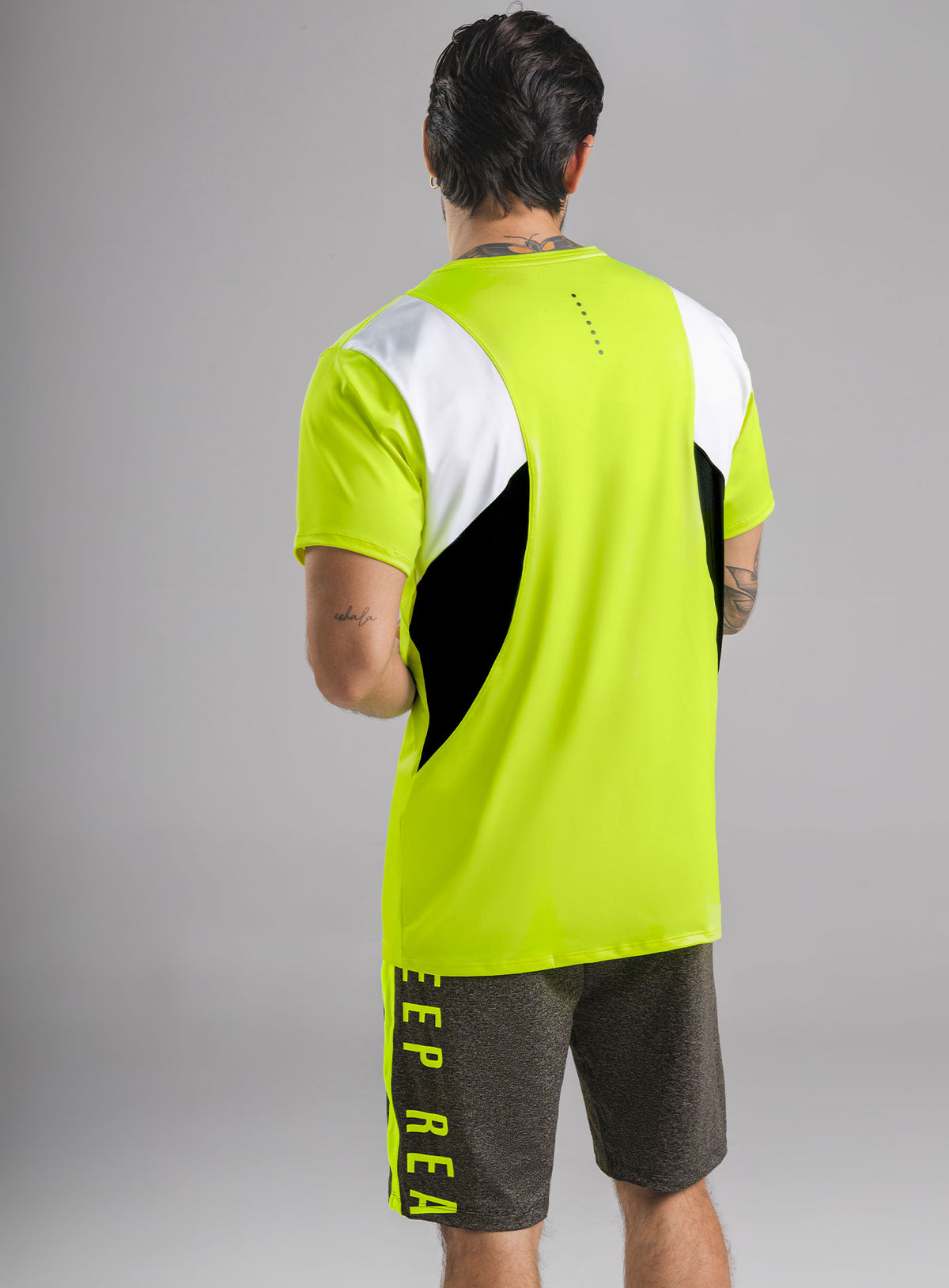 Camiseta deportiva color amarillo neon para hombre, marca INIZIO, referencia 86246, vista trasera. Compra al por mayor en babalu.com.co en COP.