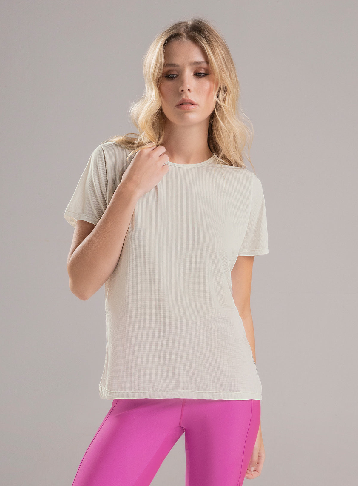 Camiseta deportiva color marfil para mujer, marca BABALÚ, referencia 112823, vista frontal. Compra al por mayor en babalu.com.co en COP.