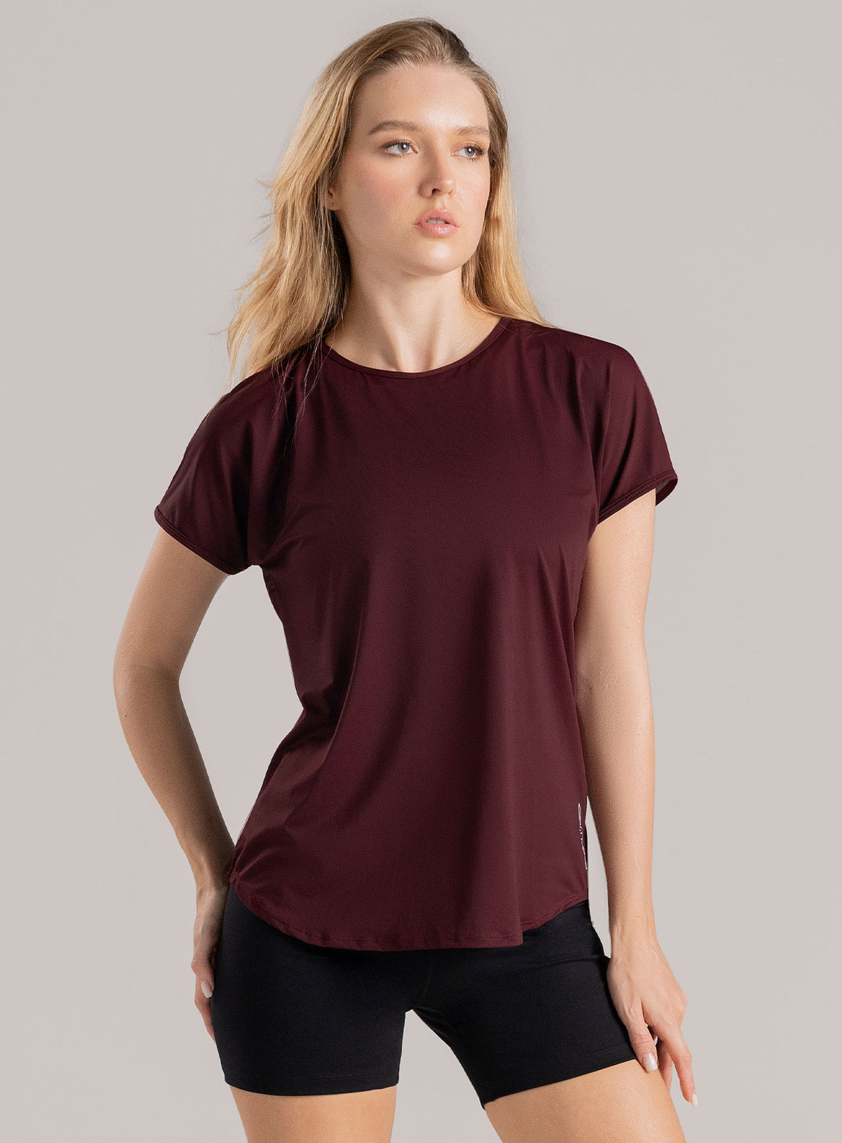 Camiseta deportiva color vino tinto para mujer, marca BABALÚ, referencia 114003, vista frontal. Compra al por mayor en babalu.com.co en COP.
