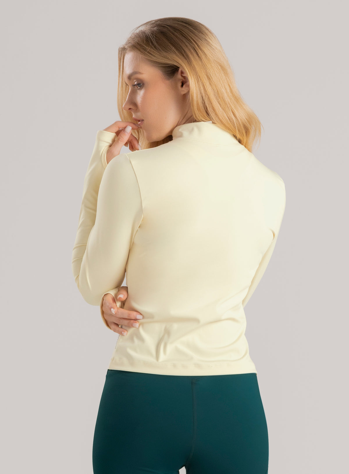 Chaqueta deportiva color amarillo para mujer, marca BABALÚ, referencia 110483, vista trasera. Compra al por mayor en babalu.com.co en COP.