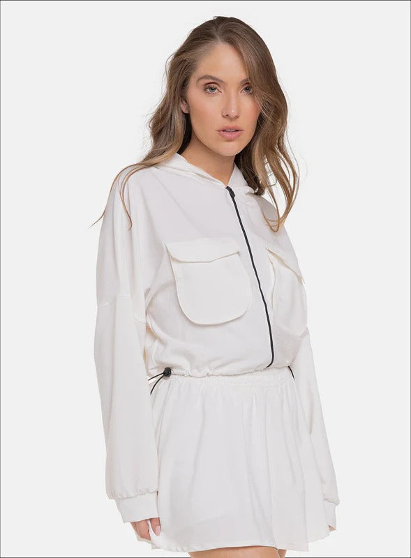 Chaqueta deportiva con cordón graduable tela semi impermeable