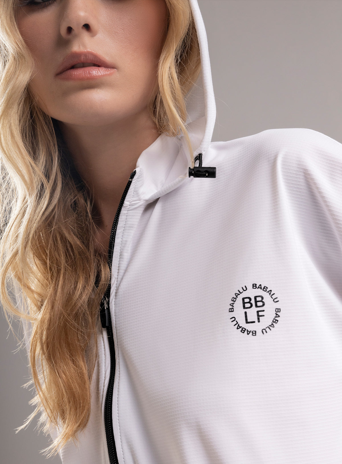 Chompa deportiva color blanco para mujer, marca BABALÚ, referencia 113513, vista detalle. Compra al por mayor en babalu.com.co en COP.