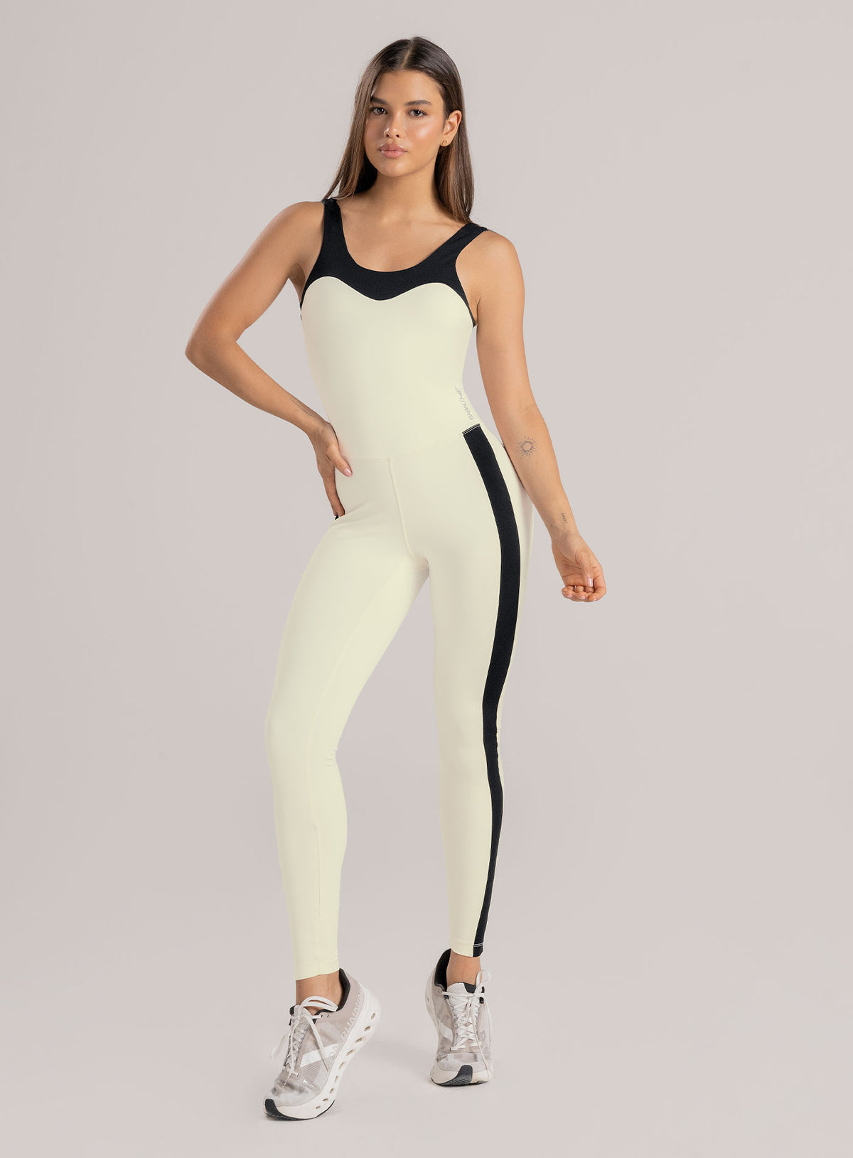 Enterizo deportivo color marfil para mujer, marca BABALÚ, referencia 114743, vista frontal. Compra al por mayor en babalu.com.co en COP.