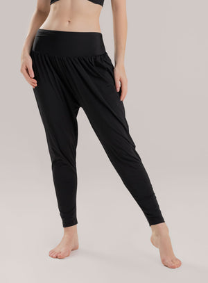 Pantalón deportivo Bombacho color negro para mujer, marca BABALÚ, referencia 113973, vista frontal. Compra al por mayor en babalu.com.co en COP.