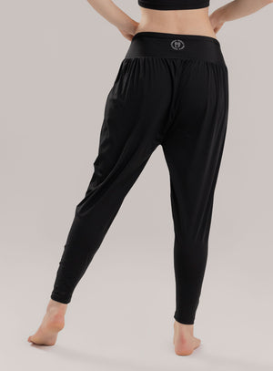 Pantalón deportivo Bombacho color negro para mujer, marca BABALÚ, referencia 113973, vista trasera. Compra al por mayor en babalu.com.co en COP.