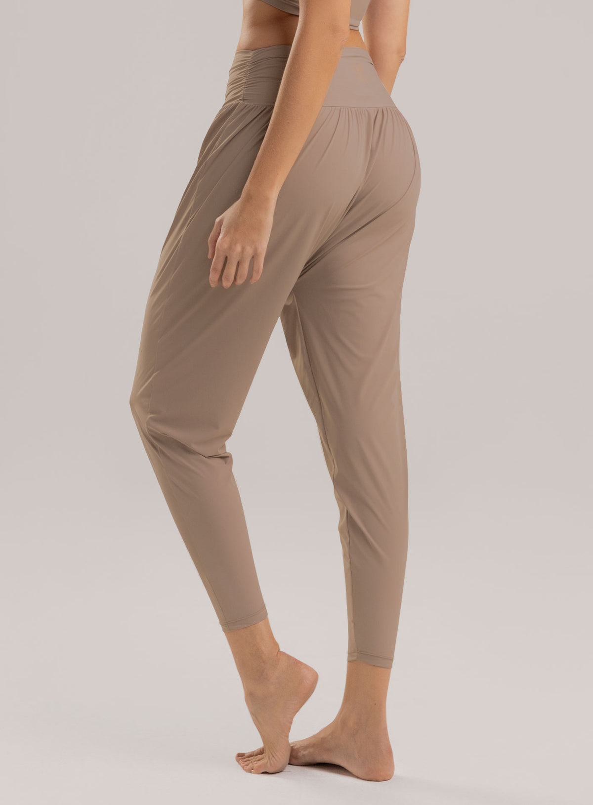 Pantalón deportivo Bombacho color taupe para mujer, marca BABALÚ, referencia 113973, vista lateral. Compra al por mayor en babalu.com.co en COP.