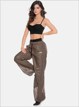 PANTALÓN DEPORTIVO CON PRETINA DE ELÁSTICO INTERNO PARA MEJOR AJUSTE, BOTA AJUSTABLE CON CORDÓN TRENZADO Y TERMINALES, MARQUILLA TEJIDA Y BOLSILLOS LATERALES.