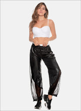 PANTALÓN DEPORTIVO CON PRETINA DE ELÁSTICO INTERNO PARA MEJOR AJUSTE, BOTA AJUSTABLE CON CORDÓN TRENZADO Y TERMINALES, MARQUILLA TEJIDA Y BOLSILLOS LATERALES.