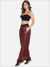 PANTALÓN DEPORTIVO CON PRETINA DE ELÁSTICO INTERNO PARA MEJOR AJUSTE, BOTA AJUSTABLE CON CORDÓN TRENZADO Y TERMINALES, MARQUILLA TEJIDA Y BOLSILLOS LATERALES.