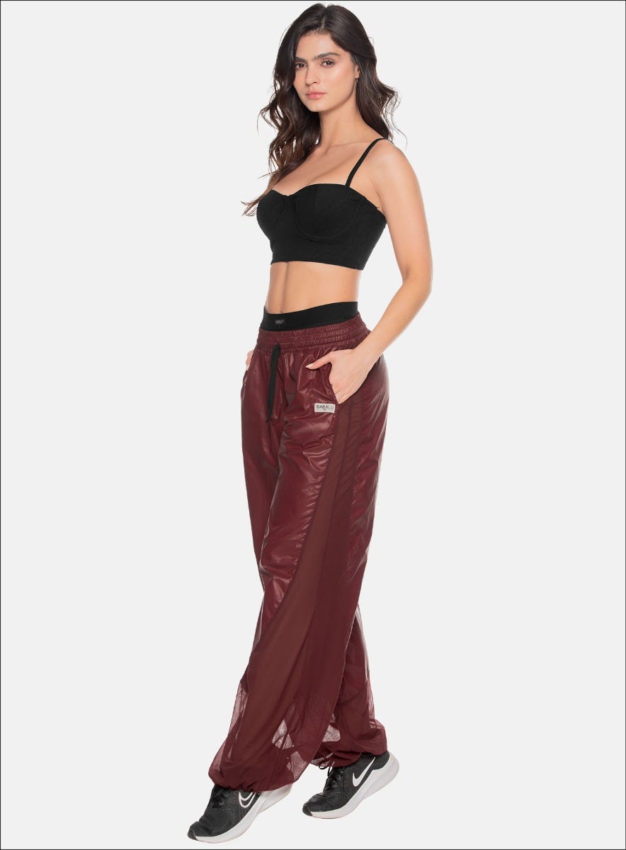 PANTALÓN DEPORTIVO CON PRETINA DE ELÁSTICO INTERNO PARA MEJOR AJUSTE, BOTA AJUSTABLE CON CORDÓN TRENZADO Y TERMINALES, MARQUILLA TEJIDA Y BOLSILLOS LATERALES.