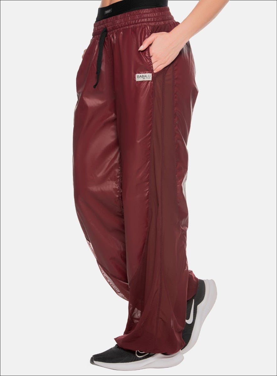 PANTALÓN DEPORTIVO CON PRETINA DE ELÁSTICO INTERNO PARA MEJOR AJUSTE, BOTA AJUSTABLE CON CORDÓN TRENZADO Y TERMINALES, MARQUILLA TEJIDA Y BOLSILLOS LATERALES.