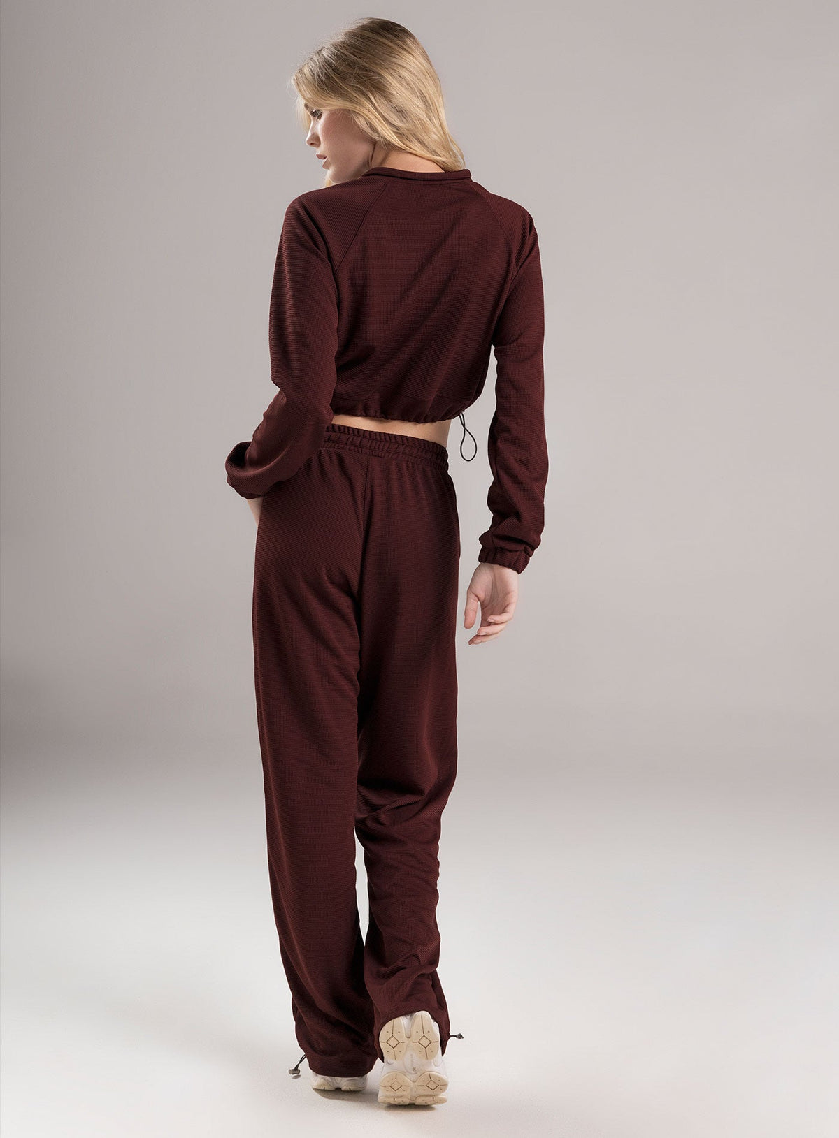Pantalon estilo color vino tinto para mujer, marca BABALÚ, referencia 113153, vista trasera. Compra al por mayor en babalu.com.co en COP.