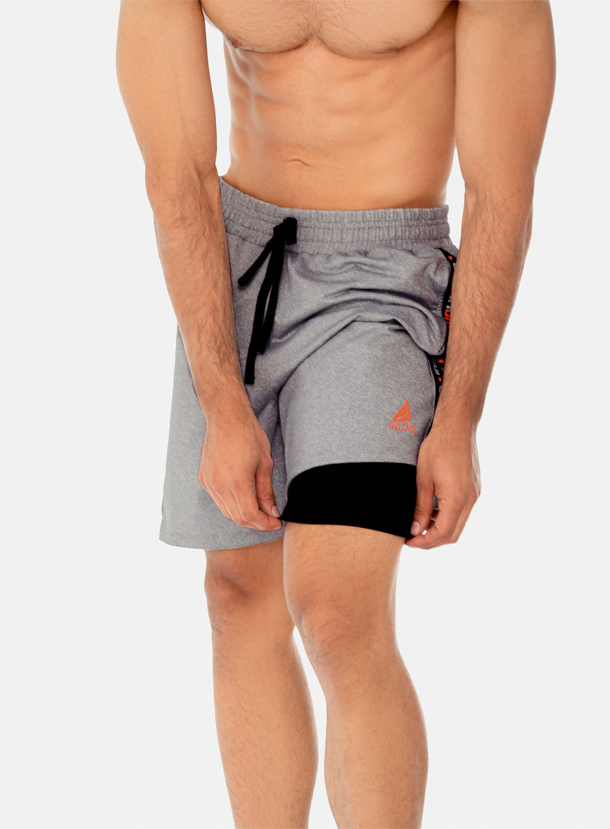 Pantaloneta deportiva color gris para hombre, marca INIZIO, referencia 86366, vista frontal. Compra al por mayor en babalu.com.co en COP.