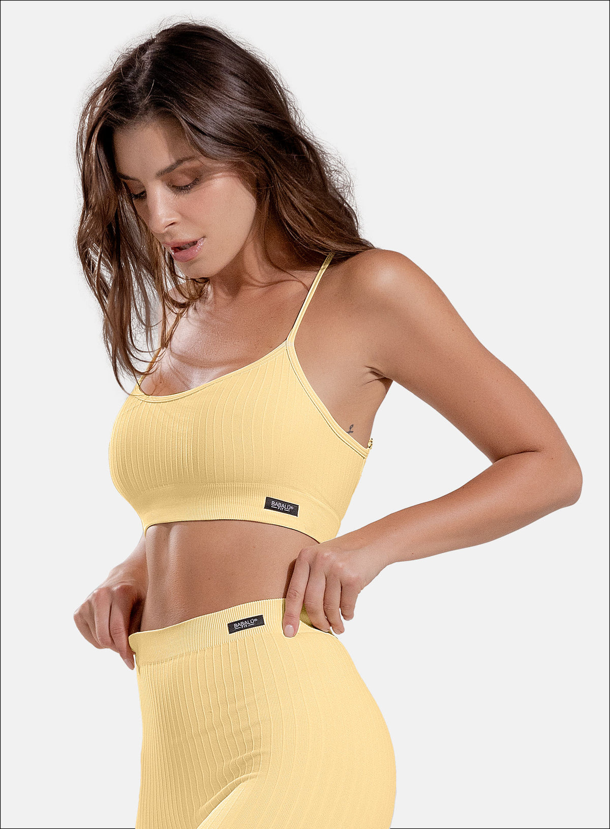 Top deportivo color amarillo para mujer, marca BABALÚ, referencia 112883, vista frontal. Compra al por mayor en babalu.com.co en COP.