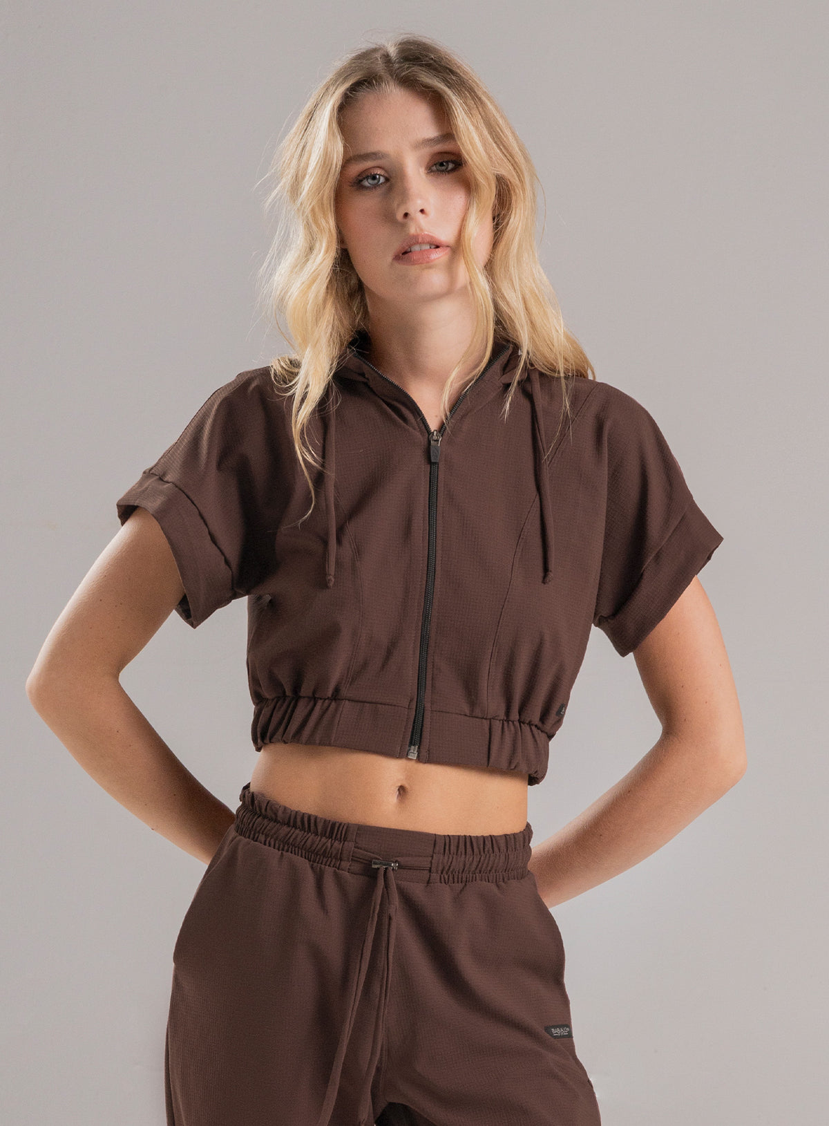 Top deportivo color cafe para mujer, marca BABALÚ, referencia 112473, vista frontal. Compra al por mayor en babalu.com.co en COP.