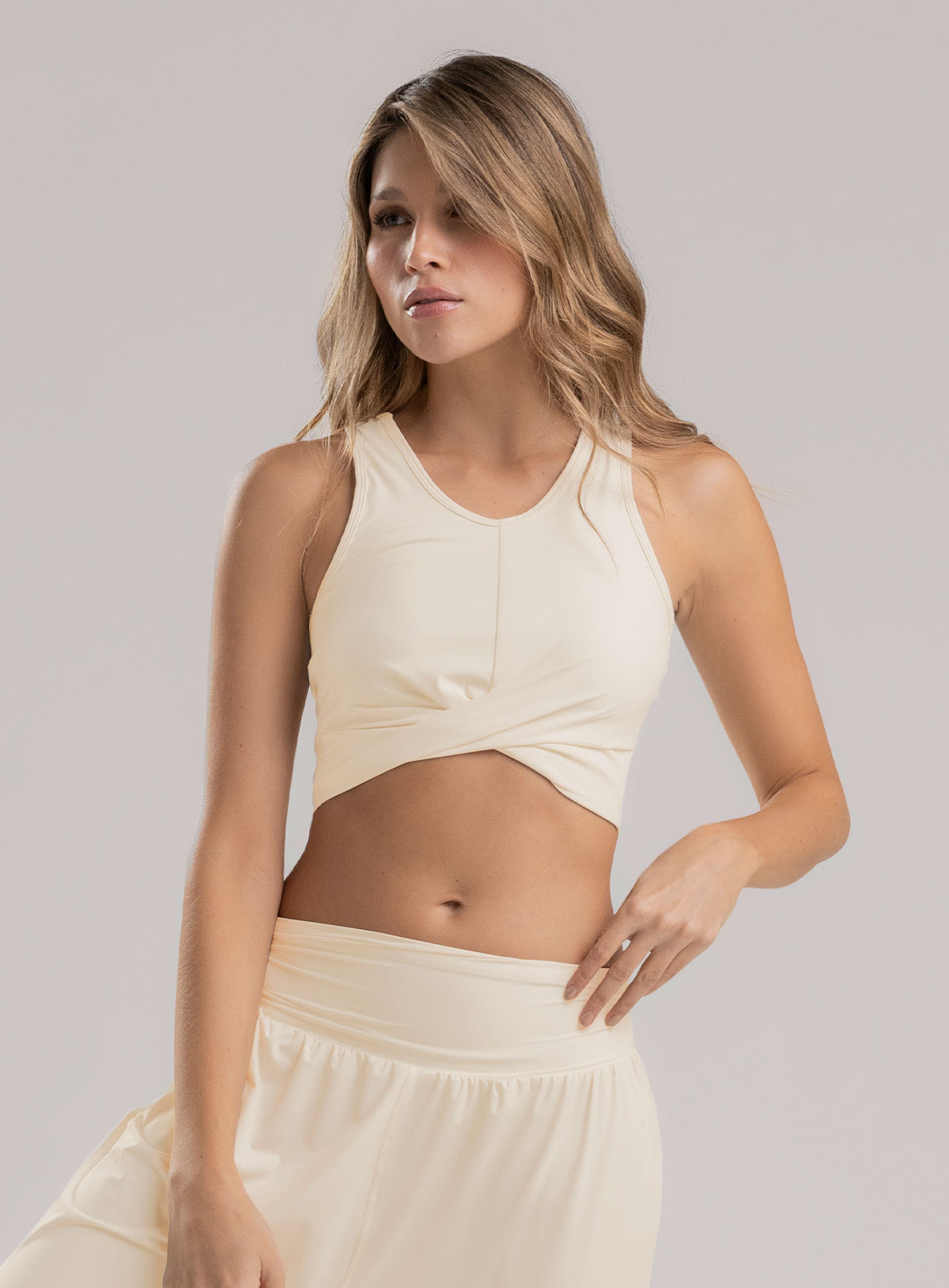 Top deportivo color marfil, marca BABALÚ, referencia 114023, vista frontal. Compra al por mayor en babalu.com.co en COP.