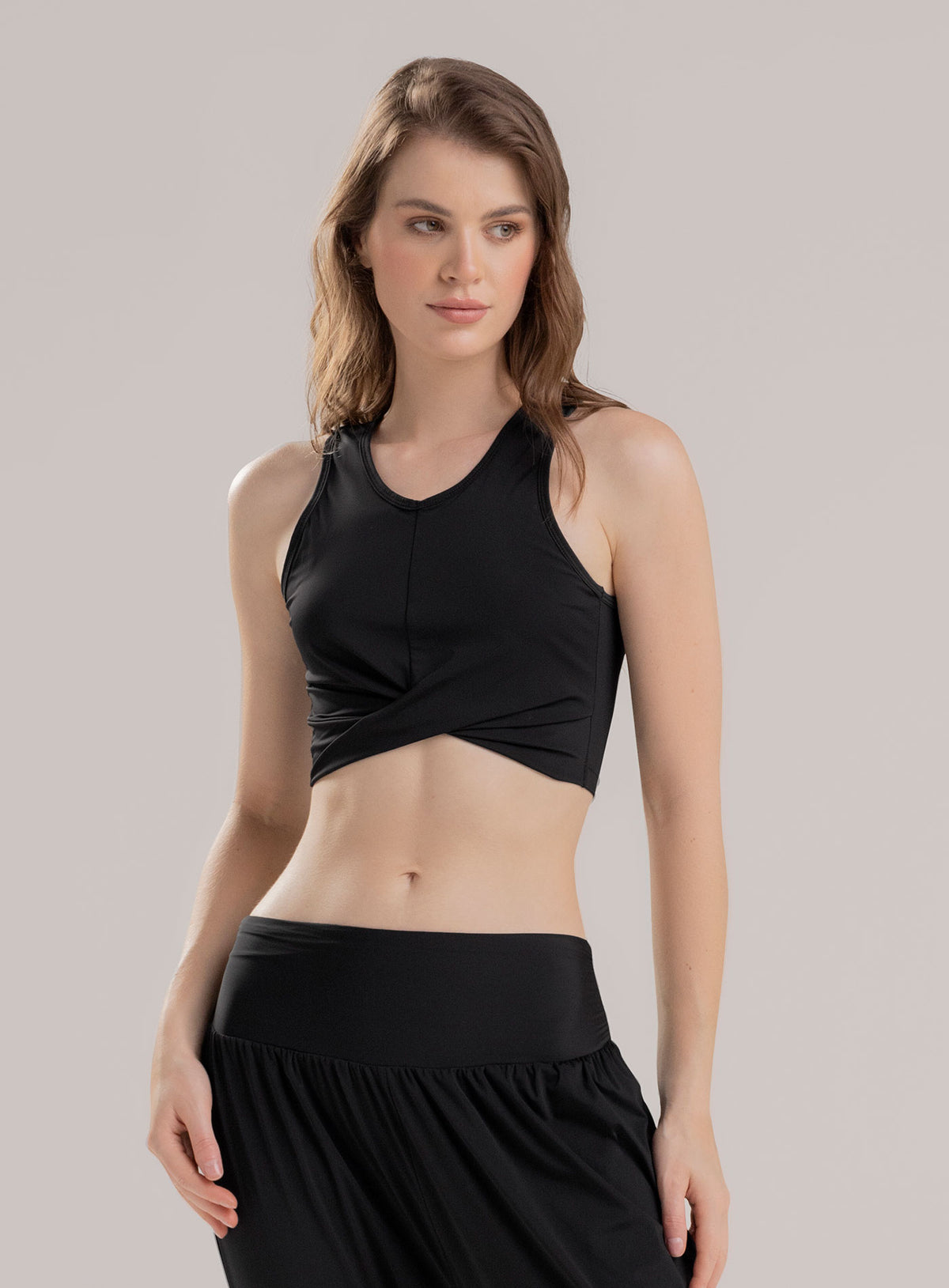 Top deportivo color negro, marca BABALÚ, referencia 114023, vista frontal. Compra al por mayor en babalu.com.co en COP.