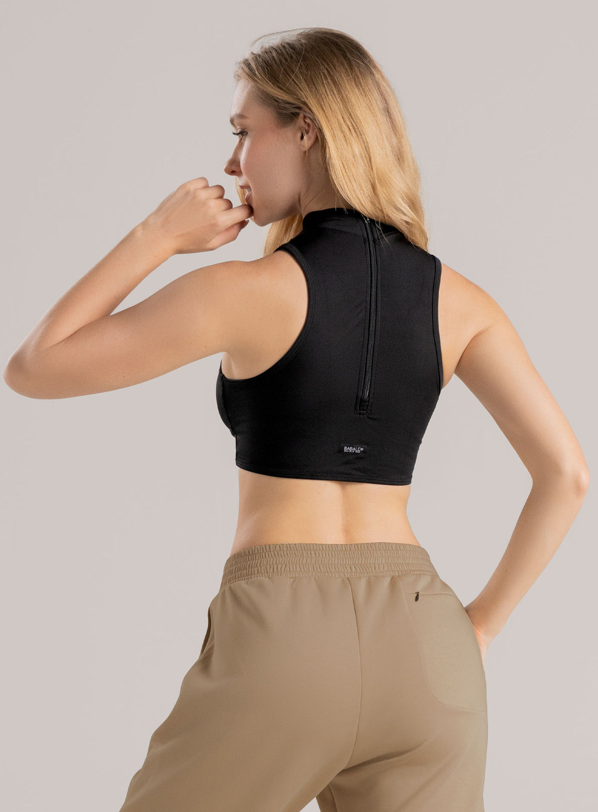 Top deportivo color negro para mujer, marca BABALÚ, referencia 110333, vista trasera. Compra al por mayor en babalu.com.co en COP.