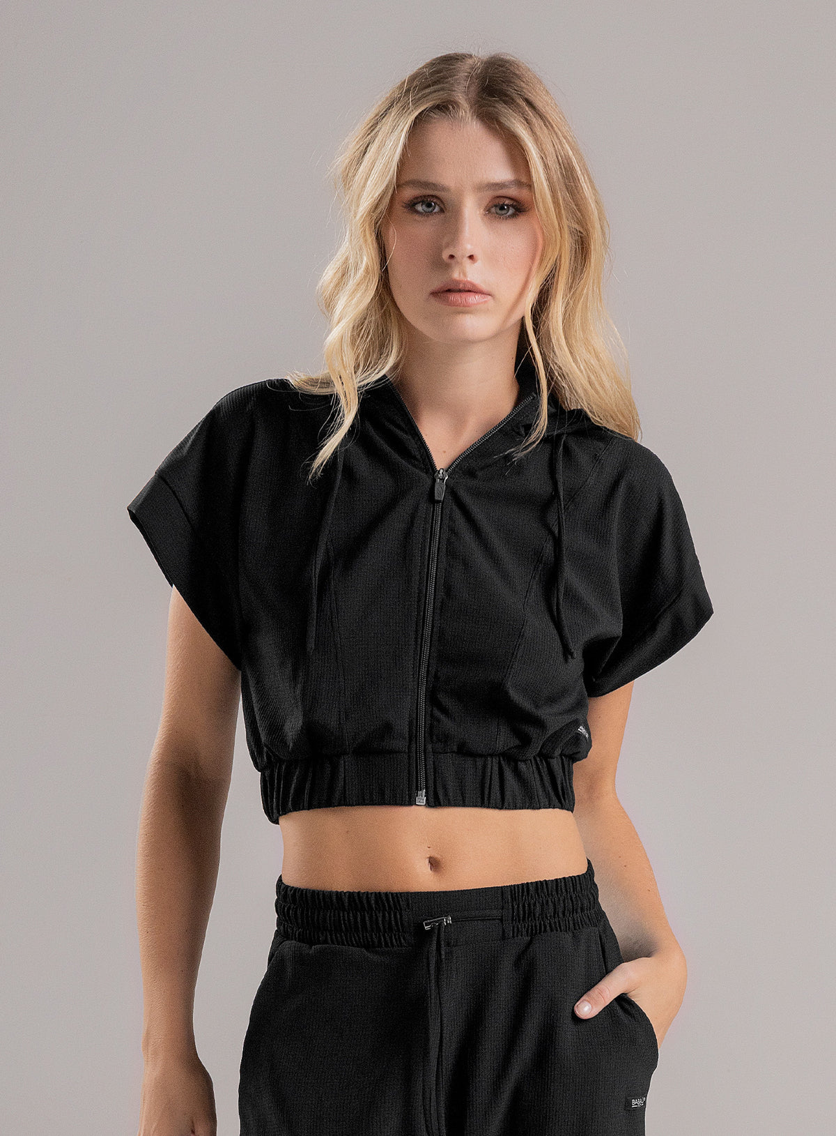Top deportivo color negro para mujer, marca BABALÚ, referencia 112473, vista frontal. Compra al por mayor en babalu.com.co en COP.