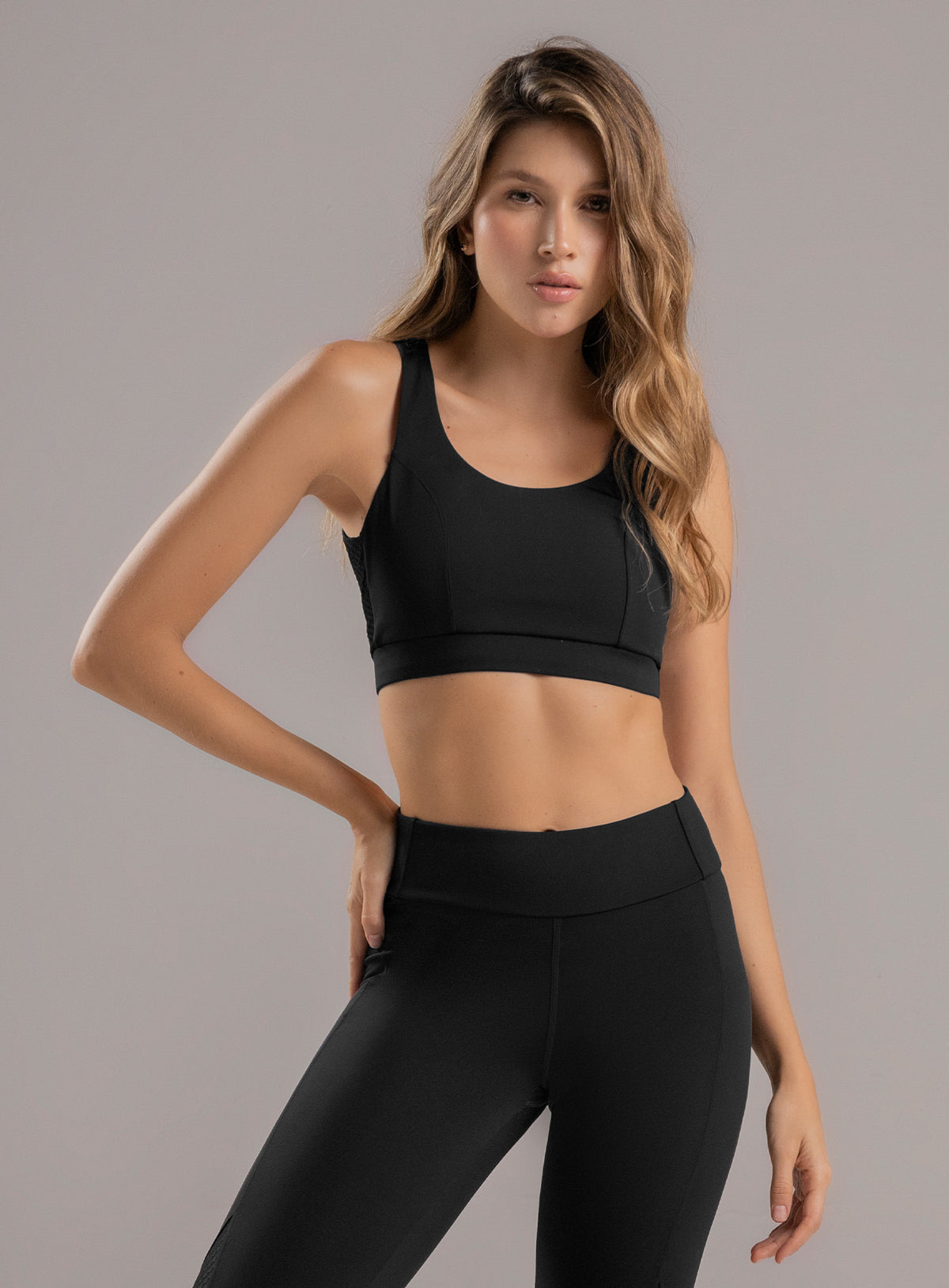 Top deportivo color negro para mujer, marca BABALÚ, referencia 112613, vista frontal. Compra al por mayor en babalu.com.co en COP.