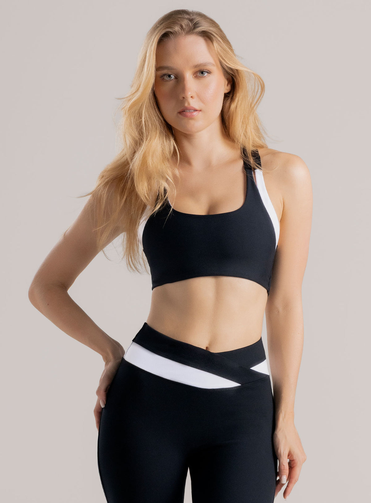 Top deportivo color negro para mujer, marca BABALÚ, referencia 114133, vista frontal. Compra al por mayor en babalu.com.co en COP.