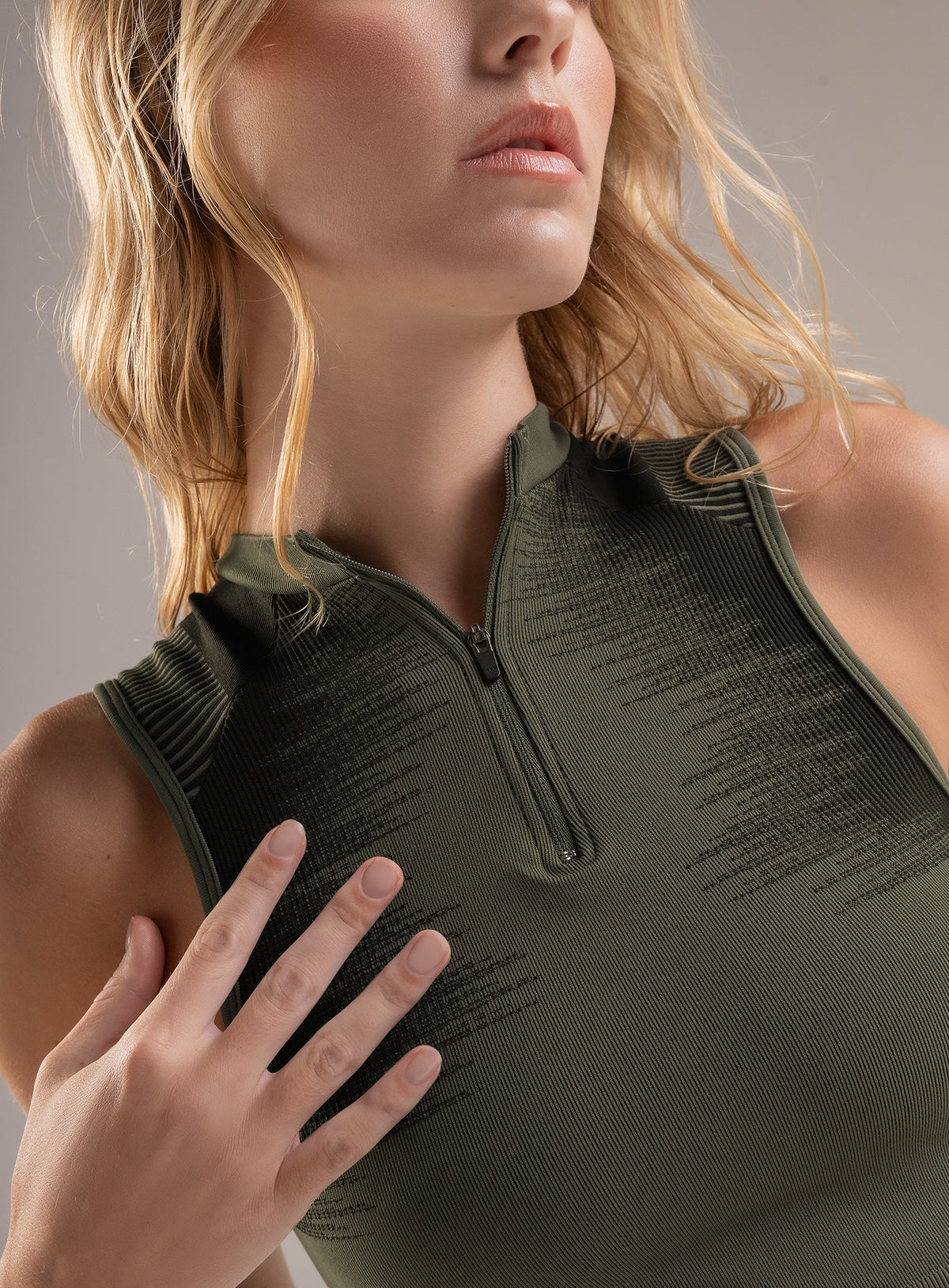 Top deportivo color verde para mujer, marca BABALÚ, referencia 111883, vista frontal. Compra al por mayor en babalu.com.co en COP.