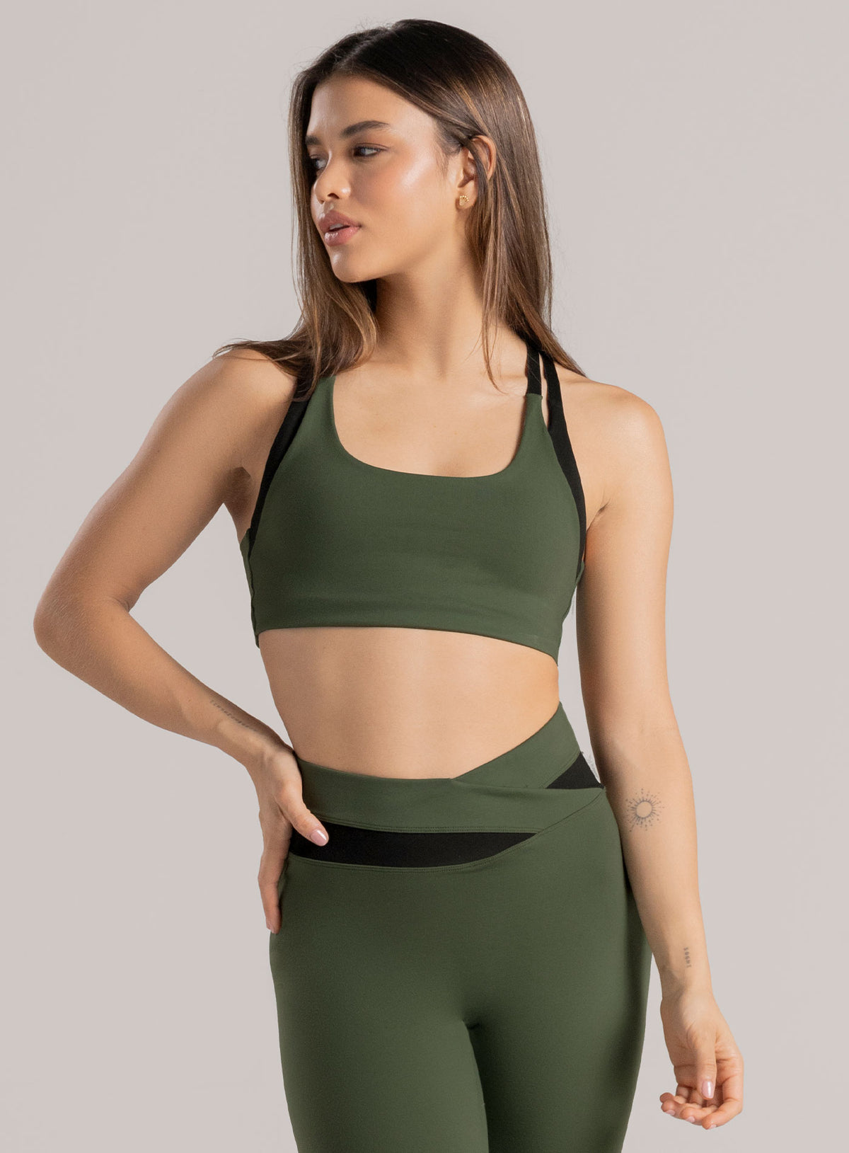 Top deportivo color verde para mujer, marca BABALÚ, referencia 114133, vista frontal. Compra al por mayor en babalu.com.co en COP.
