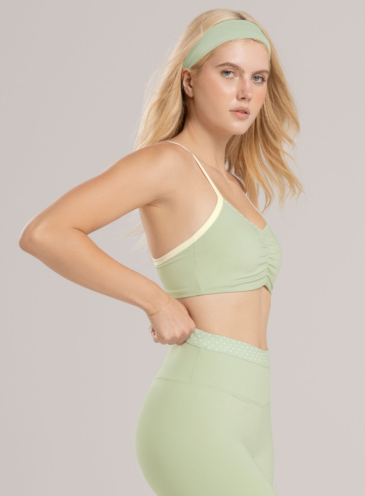 Top deportivo color verde para mujer, marca BABALÚ, referencia 115823, vista lateral. Compra al por mayor en babalu.com.co en COP.