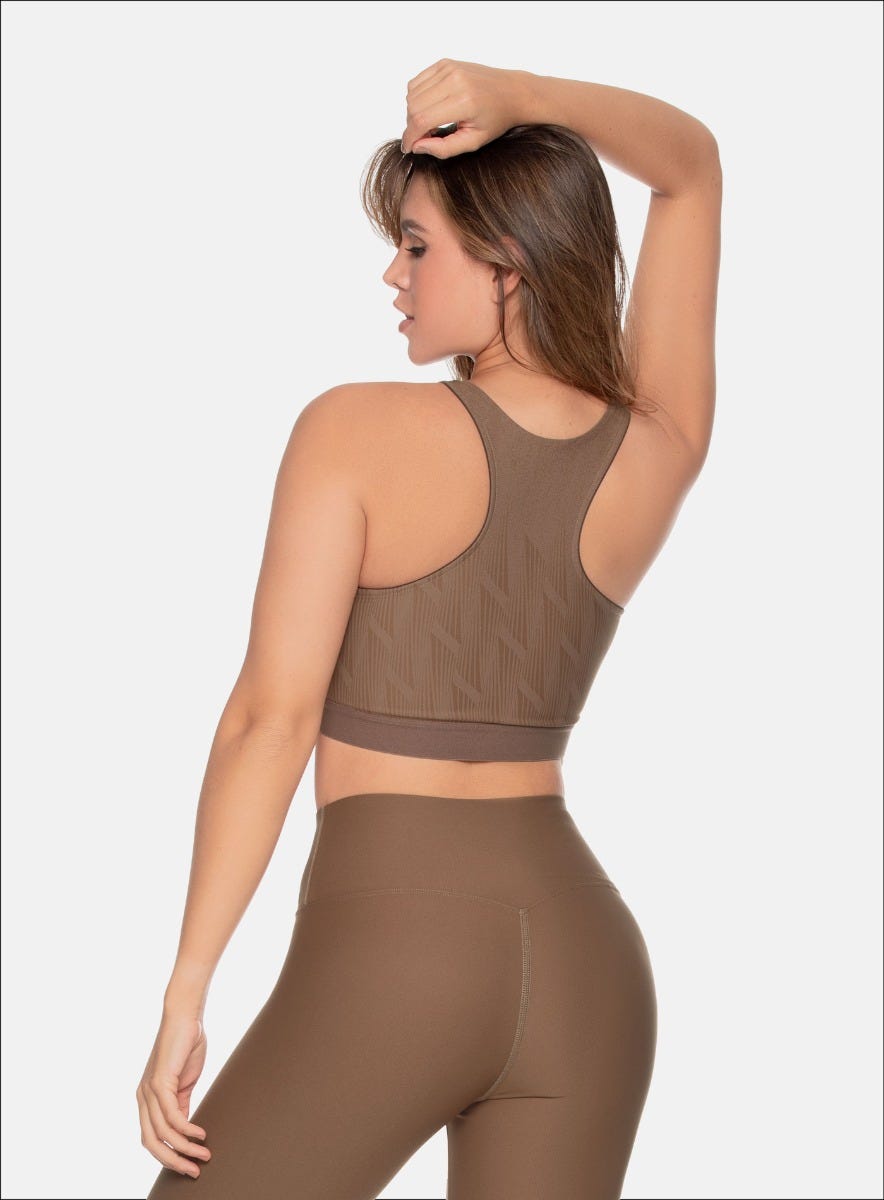 TOP DEPORTIVO EN TELA JACQUARD CON SULIMADO EN FIGURA GEOMETRICA