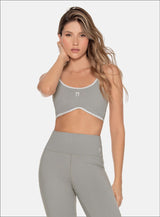 TOP DEPORTIVO BÁSICO CON CORTE EN CURVA EN EL SUBMAMARIO