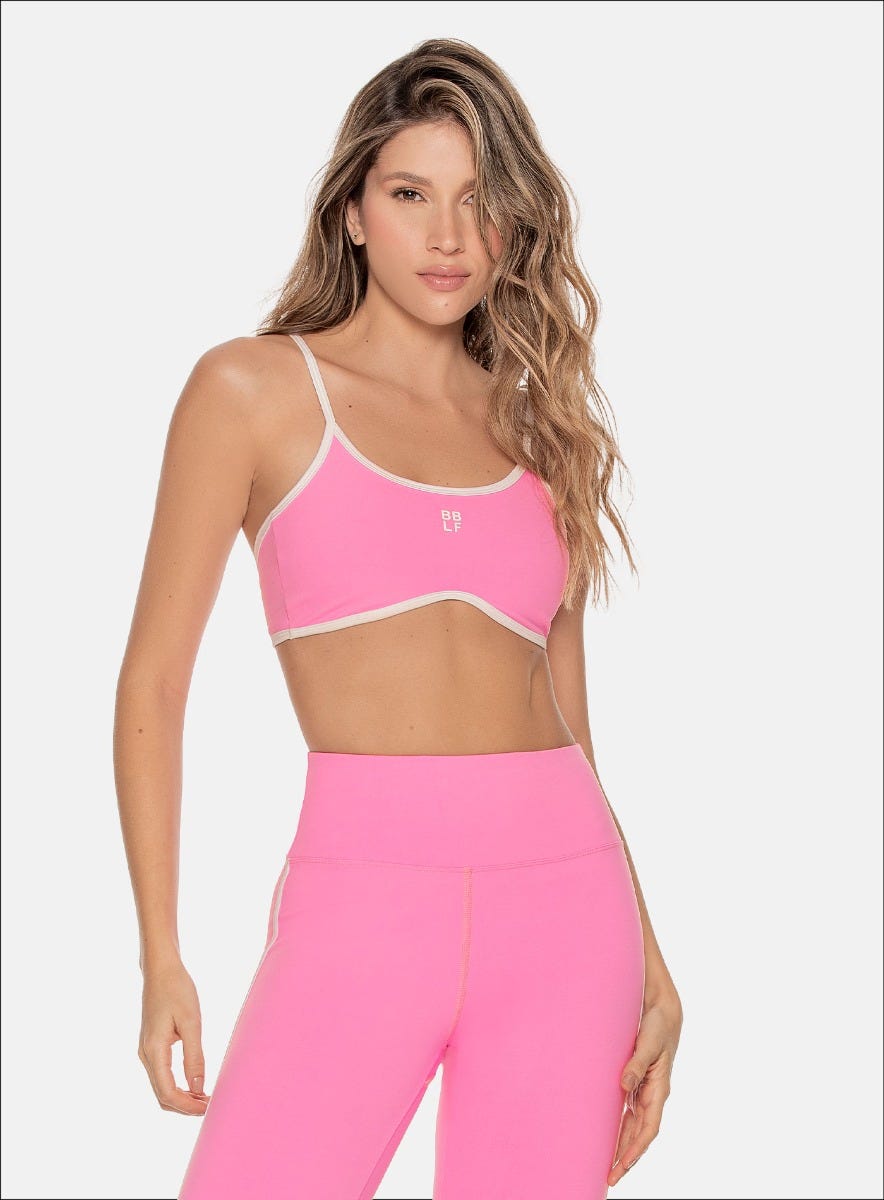 TOP DEPORTIVO BÁSICO CON CORTE EN CURVA EN EL SUBMAMARIO